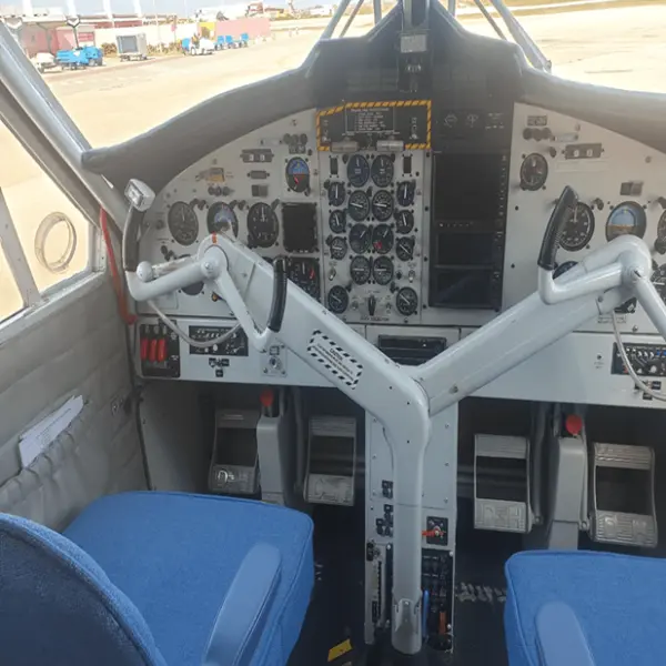 Blick durch die Kabine ins Cockpit eines kleinen Inselfliegers